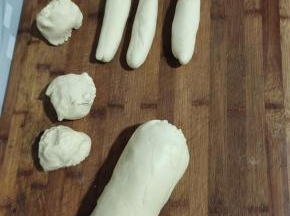 分成相等的剂子，搓成条儿！