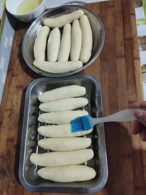 均匀的刷上一层油，防止粘连！