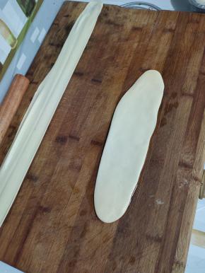 取一个醒好的面团，用手按扁！