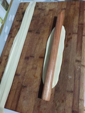 用擀面杖在中间位置，按压一下！