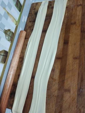 扯住面皮的两头，边均匀的拉扯面皮，边在案板上甩几下，把面皮扯薄！