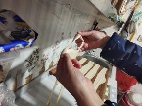 扯好的面条，从中间划开！