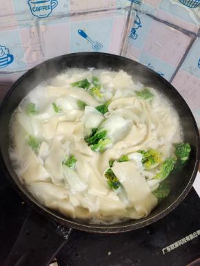 放入适量的青菜，水开后再煮3分钟左右！