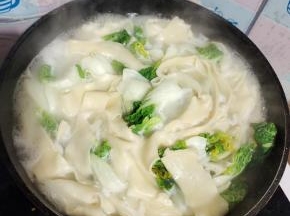 放入适量的青菜，水开后再煮3分钟左右！