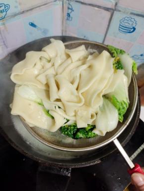 煮熟，捞出放入碗中！