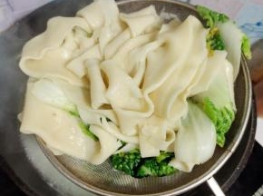 煮熟，捞出放入碗中！