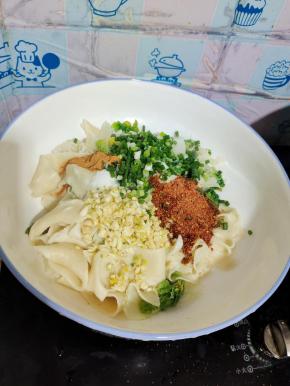 放入蒜末，葱花，麻辣鲜，少许盐，辣椒面（喜欢吃辣的可以多放一点。不喜欢吃辣的可以放不辣的辣椒面！）