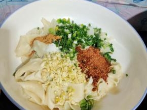 放入蒜末，葱花，麻辣鲜，少许盐，辣椒面（喜欢吃辣的可以多放一点。不喜欢吃辣的可以放不辣的辣椒面！）