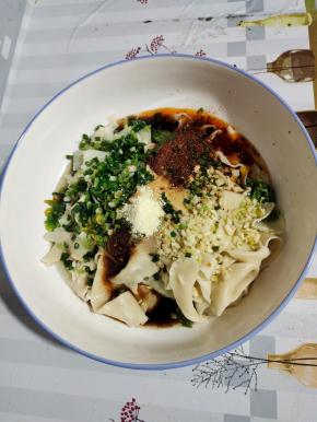 放入适量的生抽，香醋和鸡精！