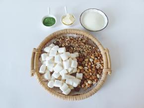 所有食材称重备用。