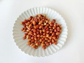 花生米放空气炸锅，180度烤15分钟【烤花生米中途打开一次晃动一下，可以受热更加均匀】