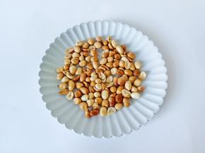 烤好的花生米自然凉透，去掉花生皮。