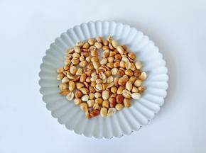 烤好的花生米自然凉透，去掉花生皮。