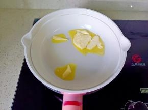 把黄油放入锅里融化。