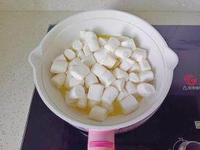 加入棉花糖，开小火炒。