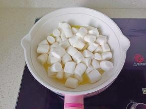 加入棉花糖，开小火炒。