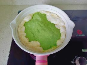 加入过筛好后的抹茶粉与奶粉。