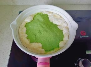 加入过筛好后的抹茶粉与奶粉。