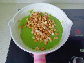 加入花生米【整颗粒的花生米吃起来超过瘾！】