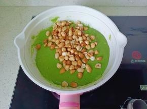 加入花生米【整颗粒的花生米吃起来超过瘾！】