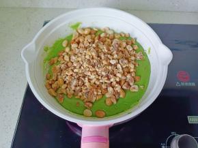 加入熟核桃仁。