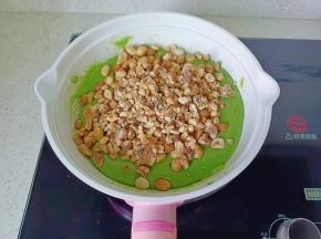 加入熟核桃仁。