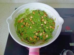 用翻拌刀快速翻拌均匀。