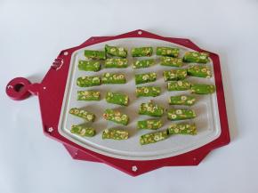 牛轧糖自然放凉变硬后改刀切小块。