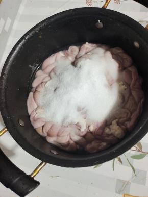 猪小肠放入盆里，放入一瓶白醋，适量的盐和小苏打！