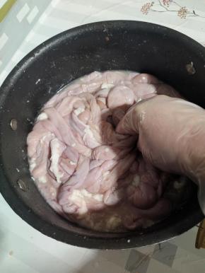 手戴上手套，使劲儿揉搓抓拌5分钟左右！