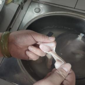 用手扯住小肠的一头，把小肠慢慢的塞进去，翻过来！