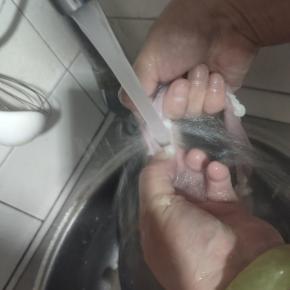 可以借助水龙头里面的水的冲击力，这样可以更好的翻小肠！