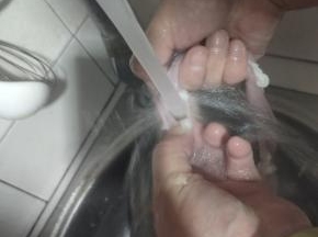 可以借助水龙头里面的水的冲击力，这样可以更好的翻小肠！