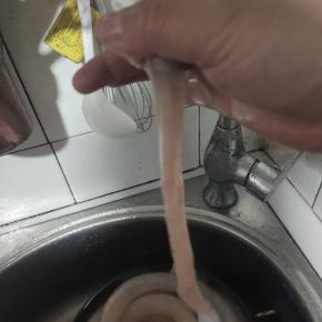 全部翻过来的猪小肠，再次套在水龙头上，冲洗干净！