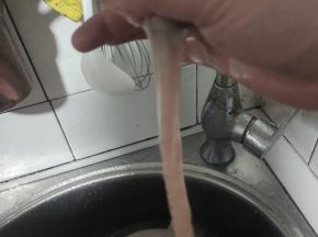 全部翻过来的猪小肠，再次套在水龙头上，冲洗干净！
