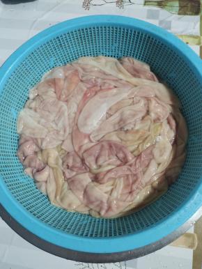 全部清洗干净的猪小肠，沥干水分备用！