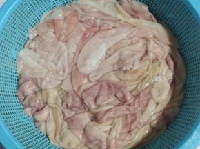 全部清洗干净的猪小肠，沥干水分备用！