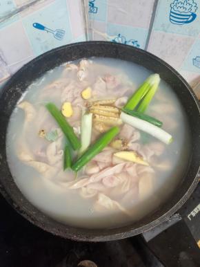 猪小肠冷水下锅，放入姜片，葱段和适量的料酒去腥！