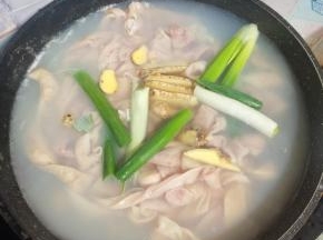 猪小肠冷水下锅，放入姜片，葱段和适量的料酒去腥！