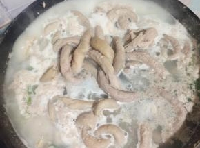 水开后，焯水2分钟左右，捞出！