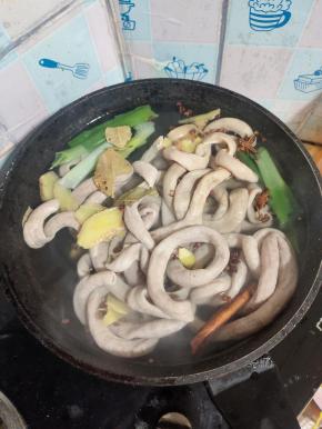 猪小肠放入锅中，放入八角，桂皮，香叶，花椒，葱段！加入适量的清水！