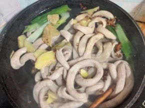 猪小肠放入锅中，放入八角，桂皮，香叶，花椒，葱段！加入适量的清水！