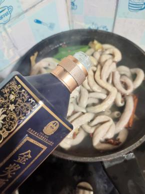 倒入适量的白酒去腥增香！