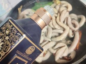 倒入适量的白酒去腥增香！