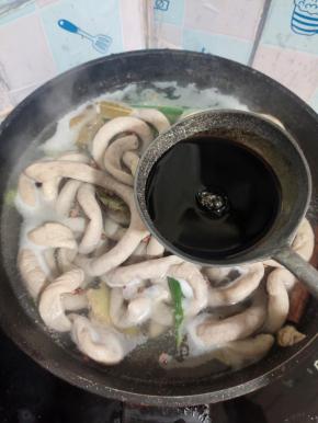 放入一勺生抽，一勺老抽！