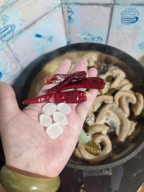 放入四个干辣椒和5颗冰糖！