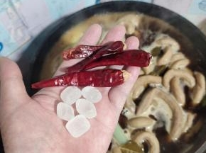 放入四个干辣椒和5颗冰糖！
