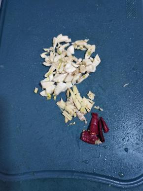 蒜瓣切成小丁，生姜切成小丁，干辣椒切成段备用！