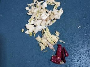蒜瓣切成小丁，生姜切成小丁，干辣椒切成段备用！
