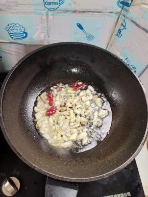 起锅烧油，放入生姜，蒜瓣，花椒，干辣椒爆香！